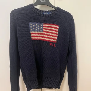  stickad ralph lauren sweatshirt - Säljer nu denna riktigt populära Ralph lauren sweatshirten i storlek M men sitter som storlek S. Skriv vid minsta fundering och pris kan diskuteras!