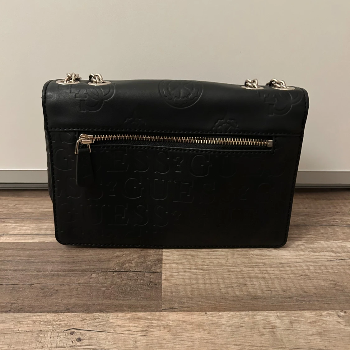 Svart axelremsväska från Guess  - 1