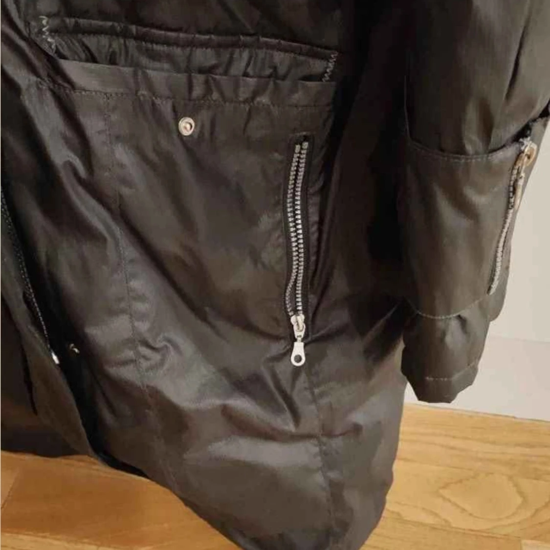 Svart lång parkajacka med dragkedjor - 1