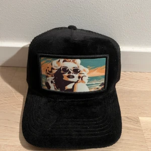 Svart Velvetkeps från Revenite - Hej! Säljer nu min svarta snygga Velvetkeps från Revenite! Denna keps är väldigt speciell, de släppte endast ett begränsat antal kepsar. Kepsen har nästan aldrig använts och är precis som ny! Nypris är 499kr! Ha en bra dag! MVH Hector