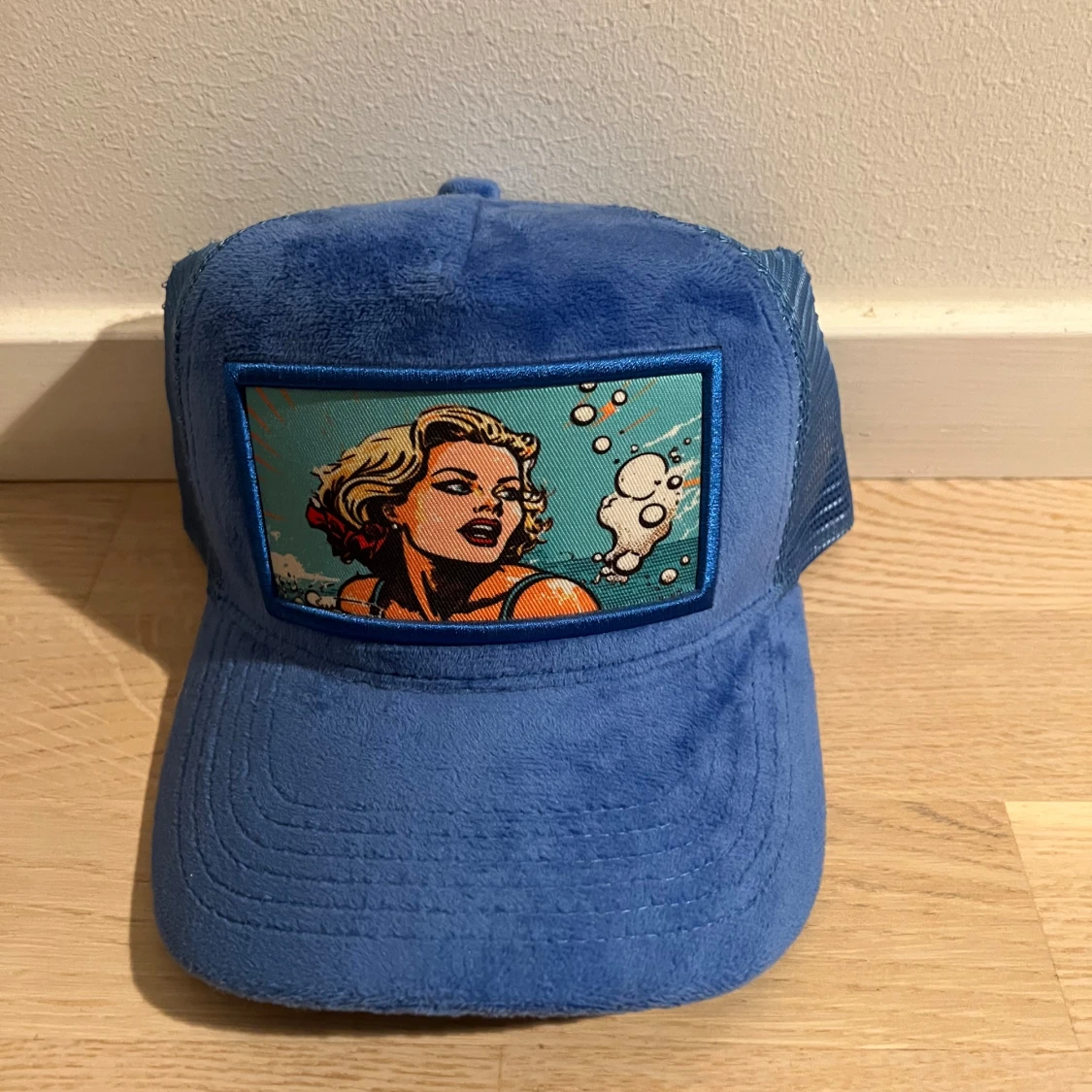 Blå velvetkeps från Revenite