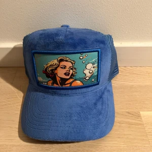 Blå velvetkeps från Revenite - Hej! Säljer nu min blåa snygga Velvetkeps från Revenite! Denna keps är väldigt speciell, de släppte endast ett begränsat antal kepsar. Kepsen har nästan aldrig använts och är precis som ny! Nypris är 499kr! Köparen står för frakten och betalningen sker via Swish! Ha en bra dag! MVH Hector