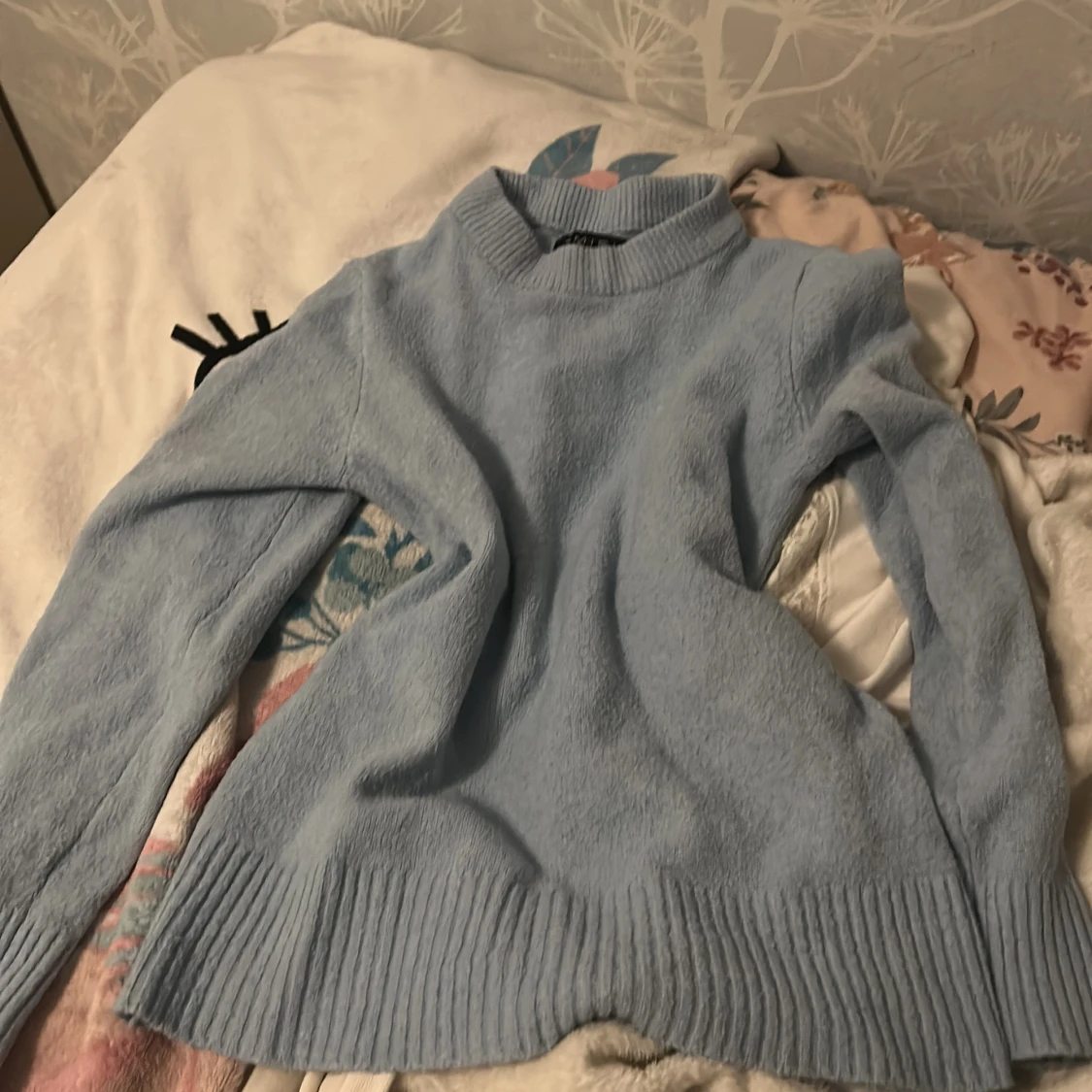 Ljusblå stickad polotröja