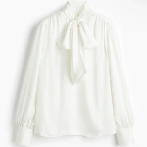 Vit blus Hm - Vit knytblus från Hm i väldigt fint skick!