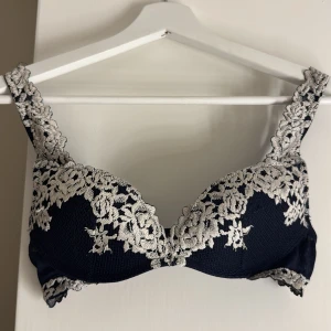 Intimissimi bh - Säljer min mörkblåa ntimissimi bh, super fin o h bra skick⭐️⭐️