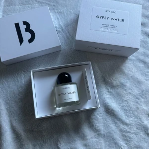 Eau de Parfum 100ml - Eau de Parfum 100ml Elegant och lyxig doft med en perfekt balans av fräschhet och värme – inslag av citrus, enbär, rökelse och mjuk vanilj. Flaska och förpackning i mycket fint skick (se bild).  💸 Priset är inte hugget i sten vid snabb affär – vi kan hitta en deal som passar oss båda!