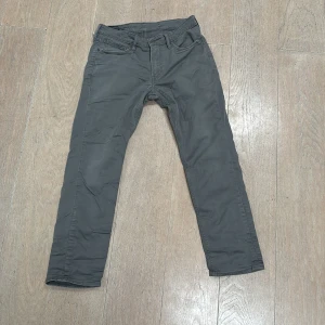 Grå Levi's 511 jeans, storlek 32/30 - Snygga grå Levi's 511 jeans utan några defekter alls och. Ara använda ett få tal gånger.