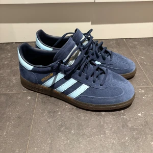 Adidas Spezial sneakers marinblå ljusblå - Vann dessa skor i en tävling på jobbet! Helt nya och oanvända – bara provade för storlek. Superfina och bekväma, men tyvärr inte rätt storlek för mig.
