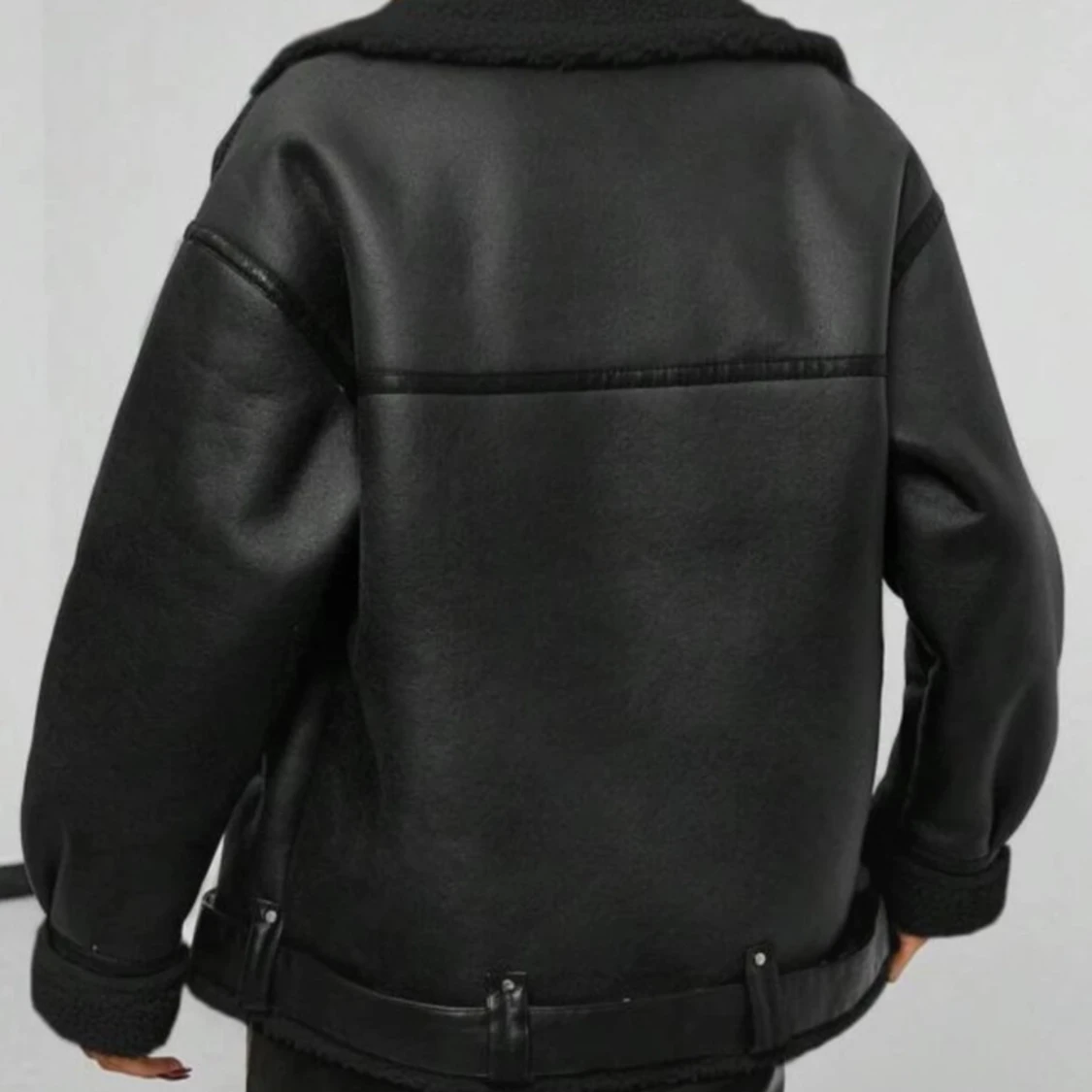 Svart teddyjacka med skinnlook - 2