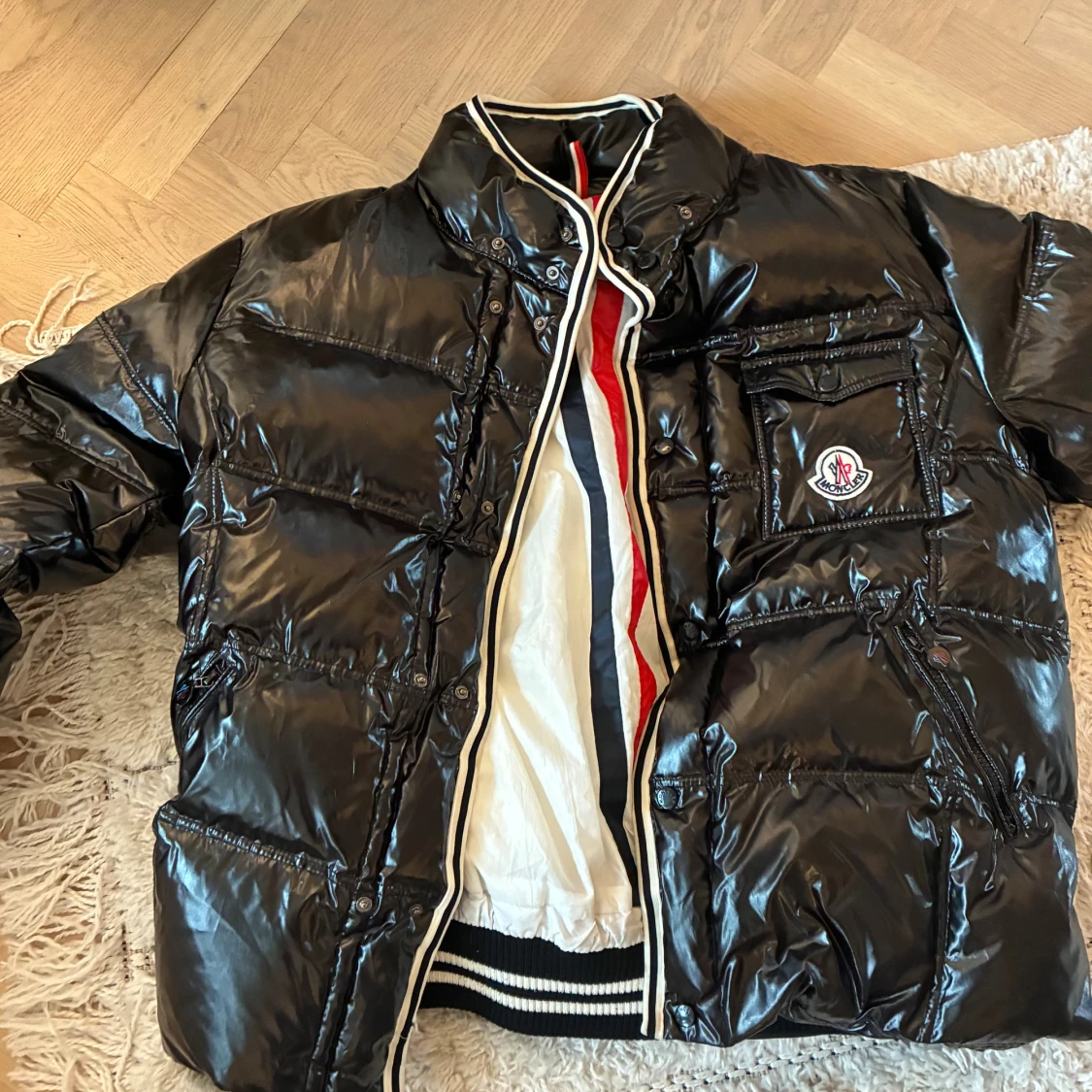 Svart glansig pufferjacka Moncler