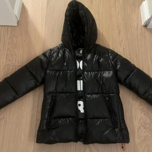 Svart Save The Duck jacka - Säljer denna Save The Duck jacka eftersom den inte kommer till användning! Jackan är storlek S  och passar mig bra som är ungefär 165 cm lång och brukar använda storlek Xs vanligtvis 💕 Jackan är knappt använd och i mycket bra skick! Skriv om ni har frågor och pris kan diskuteras