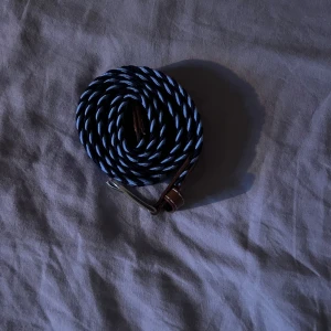 Randigt mörkt blått och ljus blått flätad belte - Mörkt blått och ljust blått flätad ”grish belte”. Går ställa in o vilken storlek som helst. På bild 5 så är det när jag har på mig den. Passar perfekt till nästan varje outfit. Jätte skön håller byxorna uppe. 