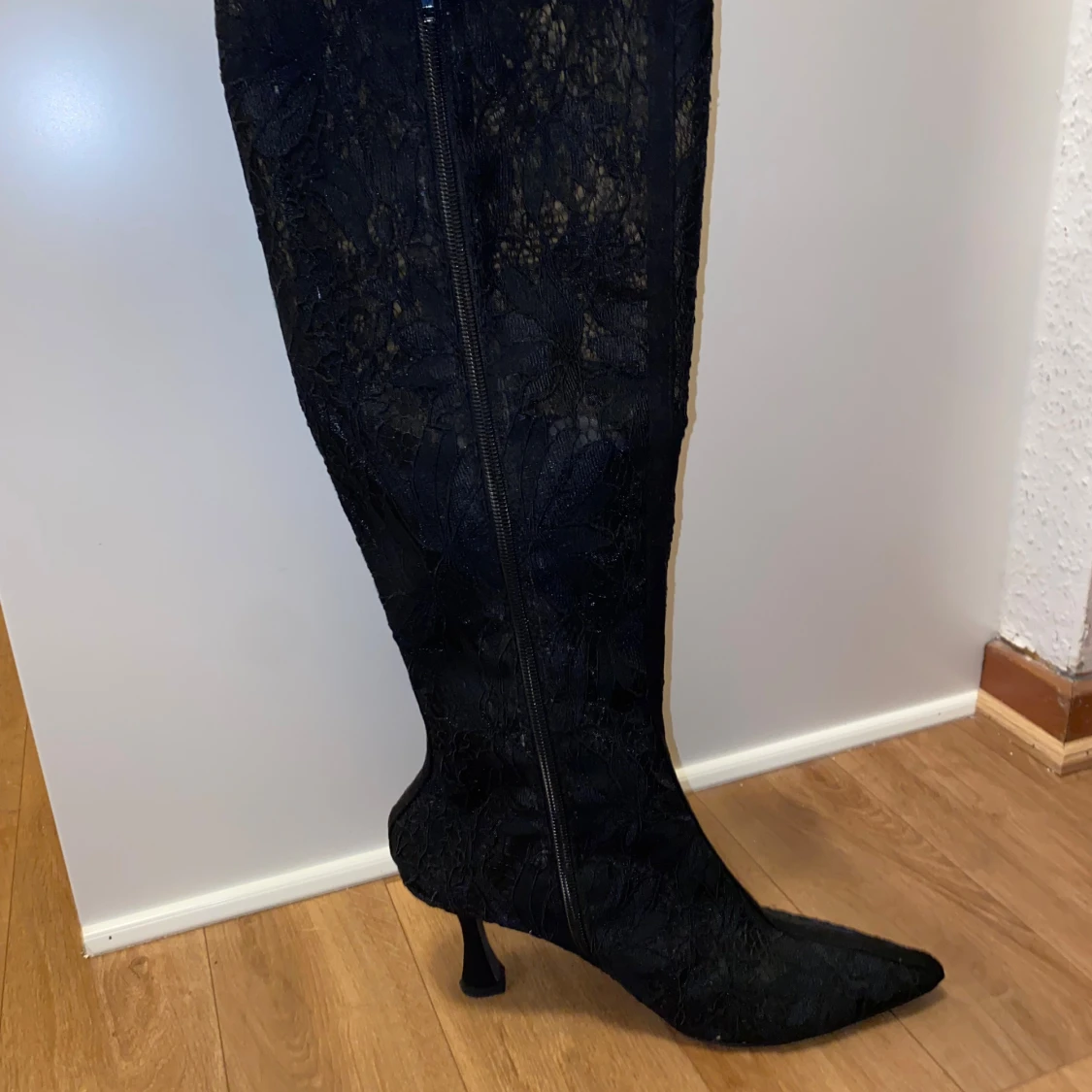 Knähöga boots med klack - 2