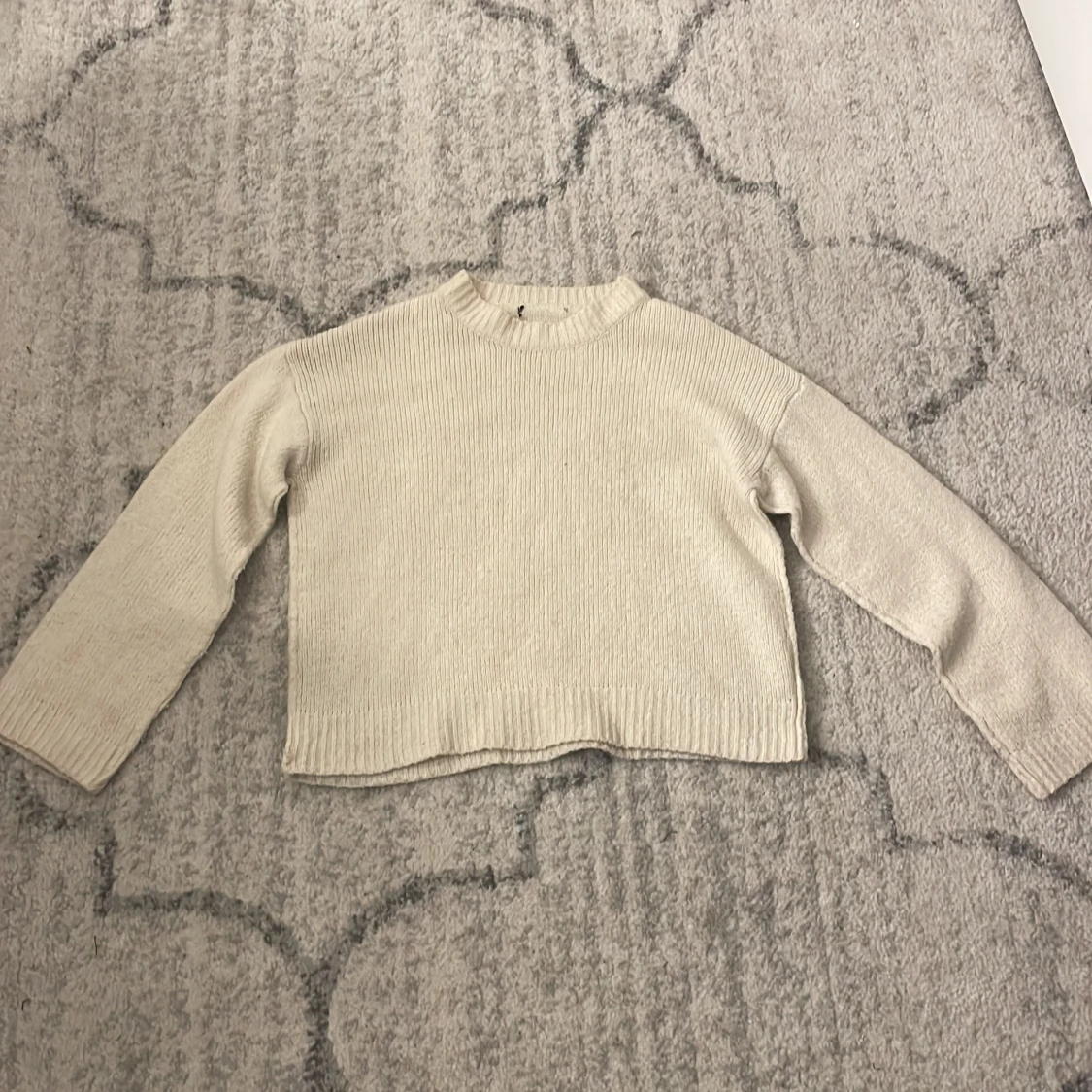 Beige stickad tröja med lång ärm