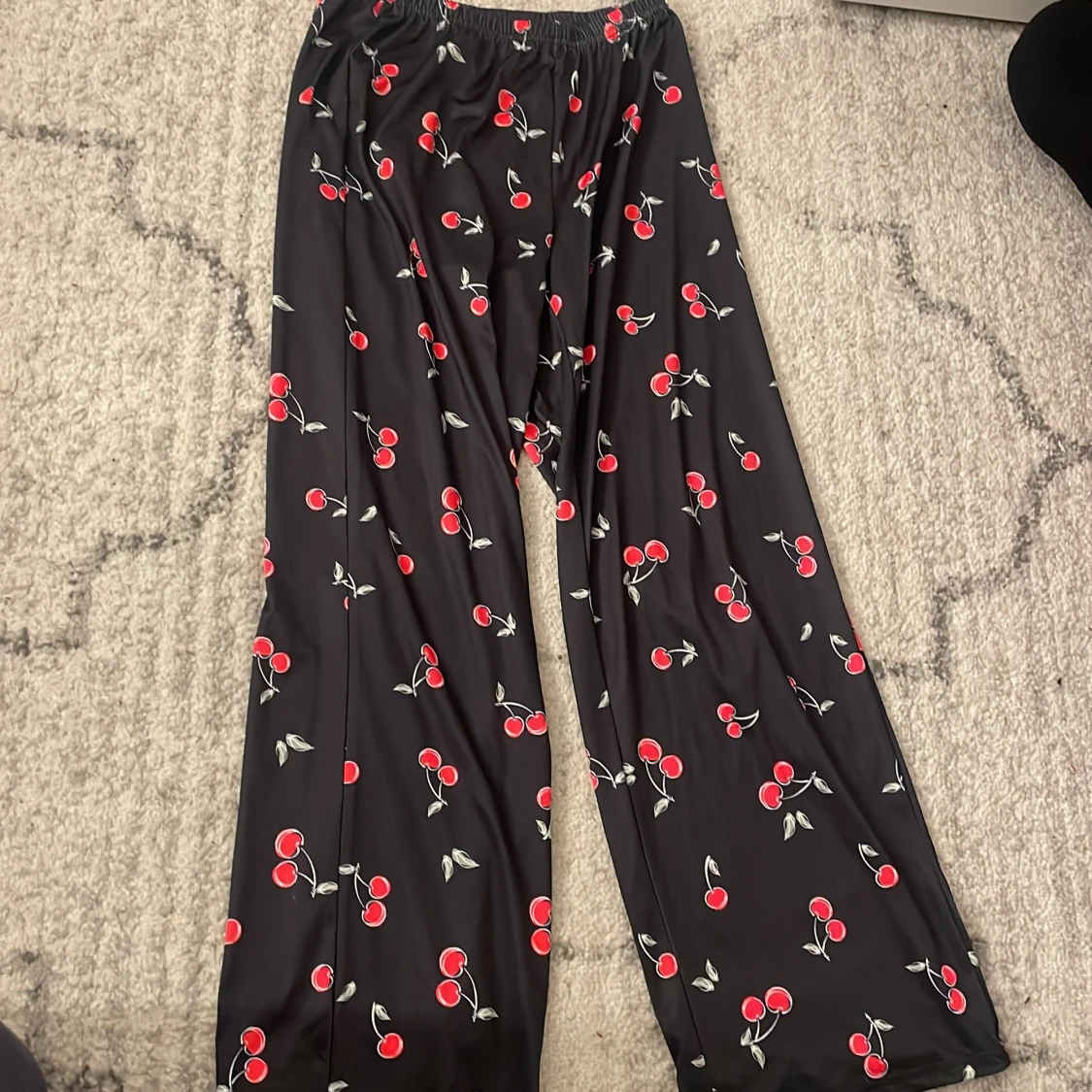 Svarta byxor med körsbärsmönster