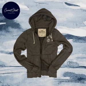 Grå hoodie från Hollister med tryck - Grå hoodie från Hollister med vit tryckt logga och palm på bröstet | Size M | Vintage och svår att få tag på |