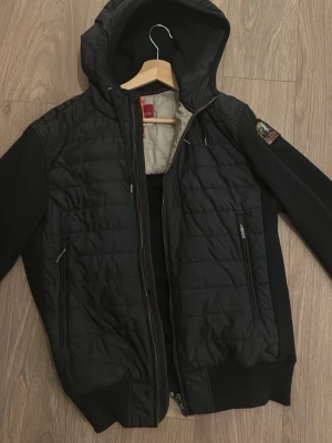 Svart Parajumpers cardigan - Lite använd. Skickas snabbt! 