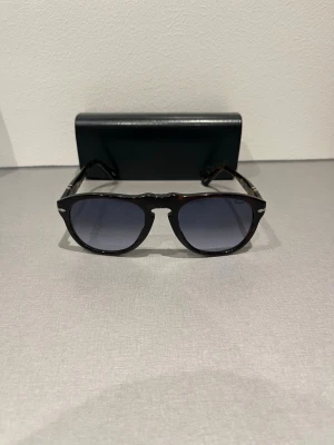 Person solglasögon - Säljer dessa riktigt goa persol solglasögonen. Dom är sjukt snygga och passar med allt. Skriv vid minsta fråga/fundering👌