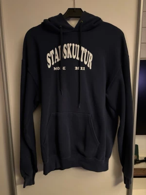 Stadskultur UF Hoodie - Hoodie från ett UF företag. Mörkblå, storlek M.  Billigare vid snabb affär!