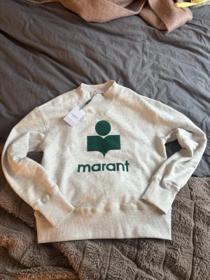 Isabel marant tröja  - En super fin grå Isabel marant tröja med grön detalj av märket, i storlek 36/S💗 i ny skick!