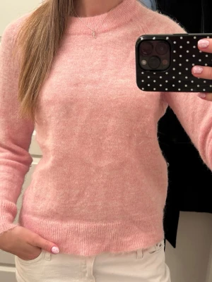 Ljusrosa stickad tröja - Så gosig ljusrosa stickad tröja, mycket bra skick förutom ett mörkare parti som visas på sista bilden samt pyttelite nopprig