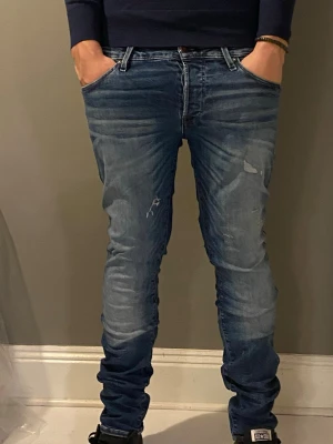 Jack & Jones Ripped jeans - Jack & Jones jeans i en Slim fit/glenn modell med rivningar. Storleken är 32/32. Jeans i väldigt bra skick med fina rivningar. Skriv vid frågor🙌