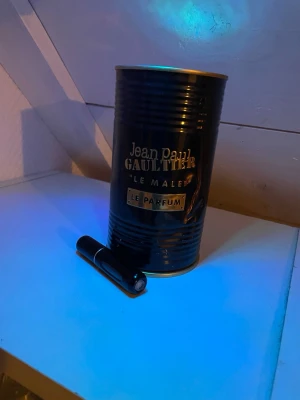 Jean Paul Gaultier Le Male Parfum - 5ml sample Jean Paul Gaultier Le Male Parfum 80kr om du köper ett bundle så får du 5% rabatt!Snygg och ikonisk parfym från Jean Paul Gaultier, Le Male Le Parfum. Levereras i originalförpackning samt med en smidig reseatomizer för enkel påfyllning och användning på språng.
