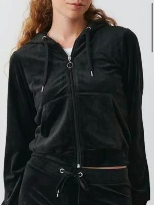 velour hoodie - Jag säljer en svart velour hoodie. Den är ganska kort men skön och luftig. Två fickor och snöre med luva. Tunn