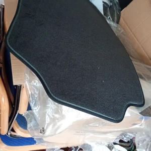 Extra Carpet Set LHD 12844992 - Snyggt extra mattset för vänsterstyrd bil, part no. 12844992. Mattorna är nya och oanvända, levereras i originalförpackning. Perfekt för att skydda bilens inredning och ge ett fräscht utseende. Inga synliga defekter eller slitage.