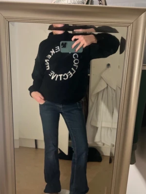 Svart stickad tröja ASOS DESIGN - Svart stickad tröja ”weekend collective”