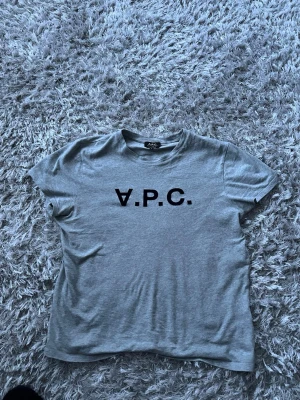 APC T-shirt  - Snygg grå t-shirt från A.P.C. med svart tryck på bröstet. huden. Storlek M. Inga fläckar eller skador.