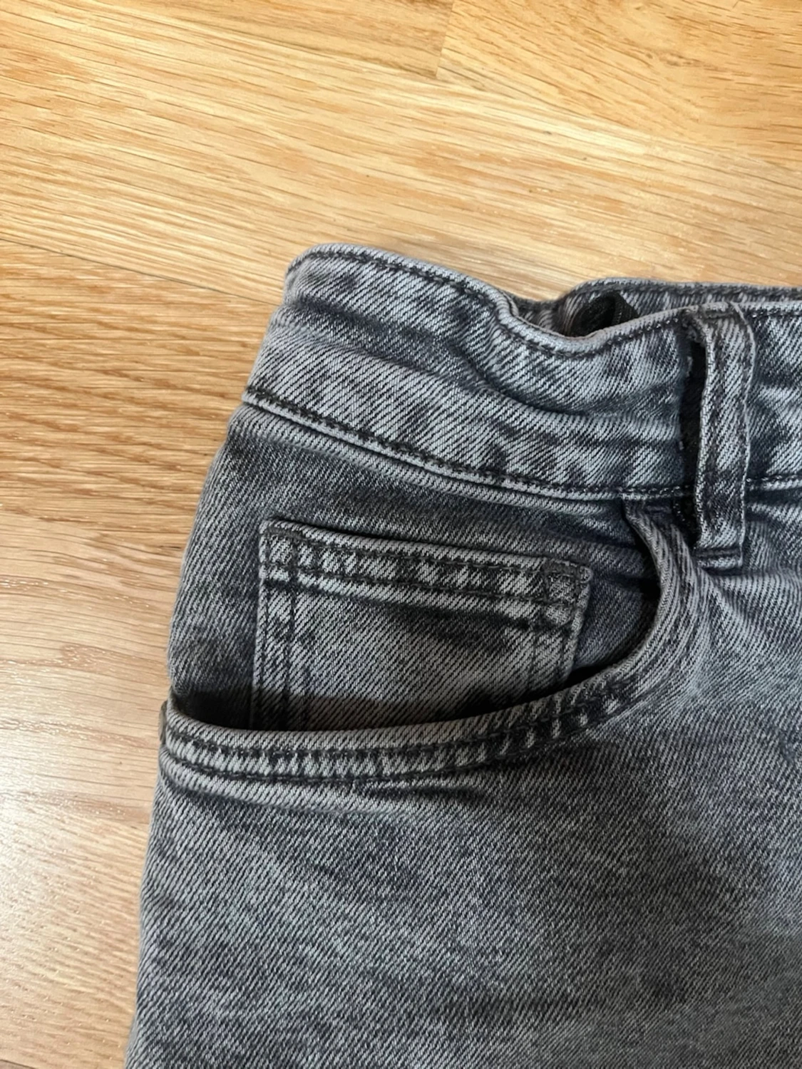 Grå högmidjade straight jeans - 1
