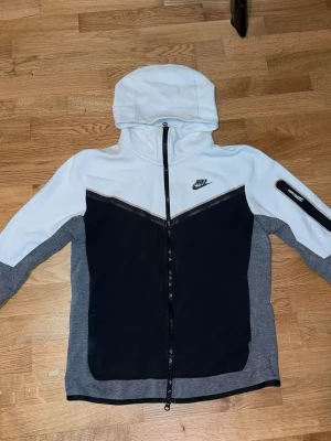 Äldre Nike Tech Modell - Används inte längre och har en färgfläck på insidan, Priset kan diskuteras