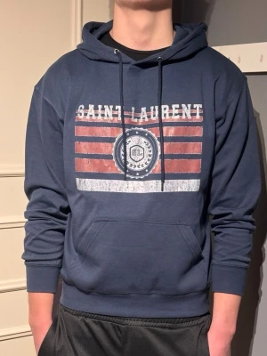 Saint Laurent Hoodie - Snygg och sällsynt hoodie från Saint Laurent | Nytt skick | Passar storlek M | Pris 799 | Modell 185cm, 80kg | Kontakta jättegärna vid frågor och funderingar! 