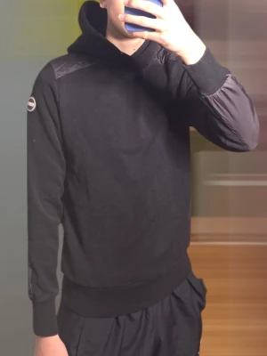 Colmar hoodie - En riktigt fet colmar hoodie i svart färg. Storleken är S men skulle säga att den passar Xs också. Skicket är mycket bra och jag svarar gärna på era frågor. Kolla in profilen för fler fina klädesplagg. 