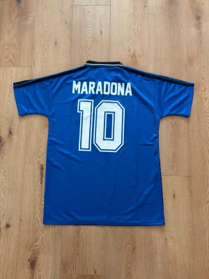 Argentina MARADONA VM 1994 retro fotbollströja  - Helt oanvänd med tags kvar. Storlek Large. Skriv privat för fler bilder eller vid funderingar!