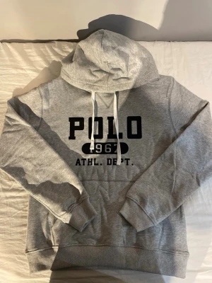 Grå Ralph lauren hoodie med tryck - Nytt skick, storlek L. Tveka inte att ställa frågor