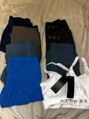Relode kläder - Allt är knappt använt och sport bh är helt ny med prislapp! Alla shorts är Mercy kollektionen i storlek M (vänster i bilden) De bruna och mörkblåa tightsen är Prime seamless (storlek S) och de grönblåa är mercy (storlek M), höger i bilden. Sport bh är i storlek S och säljs för 300kr! Shorts och tights säljs för 250kr/st men billigare vid köp av flera🥰 Skriv om ni vill ha fler bilder!