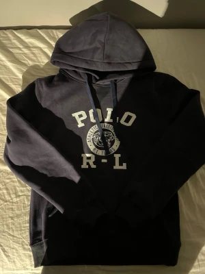 mörkblå Ralph lauren hoodie med tryck - nytt skick, storlek M. Tveka inte att ställa frågor