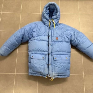 Fjällräven jacka - Jacka från Fjällräven | Storlek: Xs | Färg: Ljusblå | Skriv vid frågor | Lite fläckar som syns på bilderna, går förmodligen bort i tvätten |