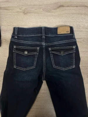 Mörkblå jeans  - Säljer ett par mörkblå jeans från 157 då dem är förkorta för mig.