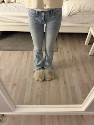 ljusblåa jeans - fina jeans utan några defekter. Lågmidjade. Storlek 32 alltså en xxs eller xs