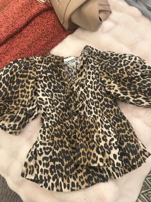 Leopard topp Ganni - Sååå fin leopard topp från ganni 🩷🐆 knyttningar framtill🫶🏻 i nyskick☺️ köpt i butik för ca 3000kr🩷 strl 32, passar en xs💕