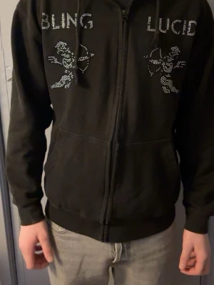 Svart tröja från bling lucid - Svart tröja som passar M/s, några paljetter har lossnat annars i bra skick, inte använd jätte mycket