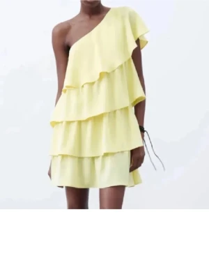 Gul volang klänning zara - Så söt gul volang klänning ifrån zara❤️❤️❤️❤️