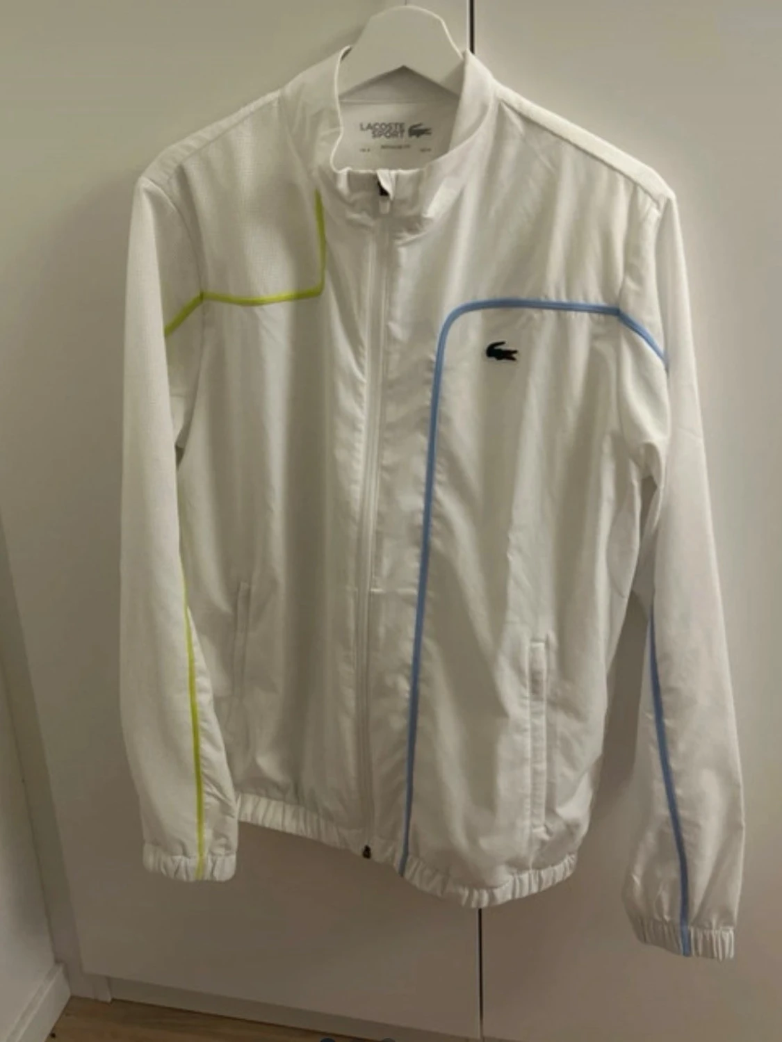 Vit vindjacka från Lacoste Sport