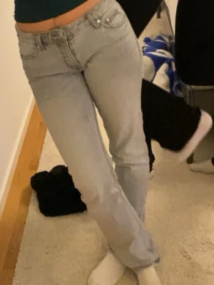 Ljusgrå jeans från Pull&Bear - Gråa jeans med låg midja, använd få antal gånger prislapp ej kvar