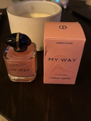 My Way Edition Nacre EdP 90ml - Upptäck My Way Edition Nacre från Giorgio Armani – en limited edition eau de parfum med skimrande effekt. Flaskan rymmer 90 ml och ger en exklusiv känsla till din doftsamling. Perfekt för dig som vill sticka ut med stil.