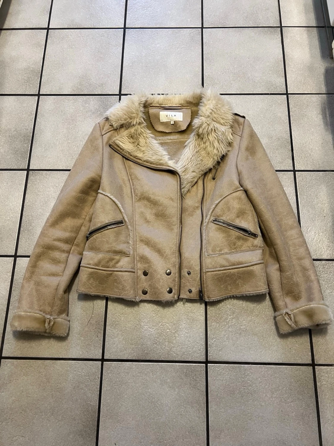 Beige pälsjacka från VILA, storlek L