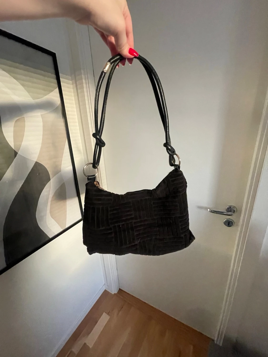 Svart axelväska i manchester